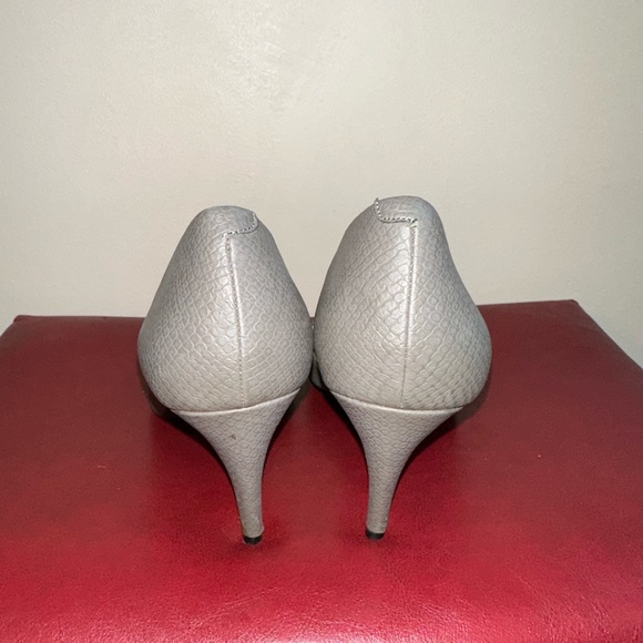 BCBGeneration Grey Pumps Size 8 Gently Worn - Picture 2 of 9